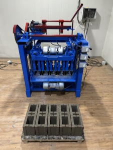 Machine à fabriquer des briques robuste Lusaka 4-<span class=keywords><strong>35</strong></span>, très vendue, efficace et stable pour la production <span class=keywords><strong>de</strong></span> blocs <span class=keywords><strong>de</strong></span> <span class=keywords><strong>ciment</strong></span> - Product Image 5