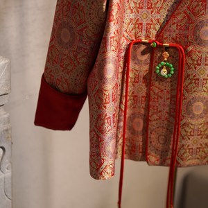 Nouvelle veste ample et polyvalente en soie de mûrier brodée, style chinois, col en V, manches longues, avec pompons rouges 9839 - Product Image 3