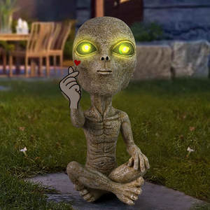 Scultura in Resina di Alieno con Gesti Divertenti, <span class=keywords><strong>Extraterrestre</strong></span> Seduto con Gambe Incrociate e Occhi Verdi, Decorazione da Giardino Artigianale e Fantasiosa - Product Image 1