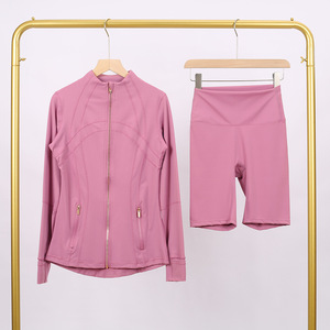 C0932 Set Giacca e Pantaloncini da Donna per Yoga e Fitness con Cerniera Dorata, Design Elasticizzato e Asciugatura Rapida - Product Image 2