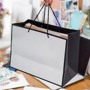 Tas kertas hitam putih Kraft daur ulang dengan Logo pribadi tas penyimpanan promosi liburan untuk hadiah pelatih desainer