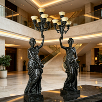 Paire de lampes-statues en bronze coulé, style rococo antique, personnalisable, pour hall d'hôtel, avec figurines Putti volantes