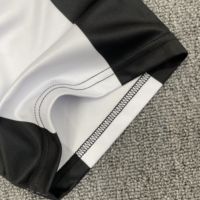 Streetwear Maßgeschneidertes Herren-Fußballtrikot Schwarz-Weiß Vertikale Geometrische Streifen V-Ausschnitt Polo Sublimiertes Fußballshirt