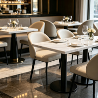 Ensemble de table à manger de luxe haut de gamme avec plateau en marbre, chaises rembourrées et banquette pour restaurant gastronomique et hôtel