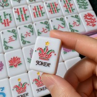 En gros, ensemble de tuiles de Mahjong américain de luxe portable en acrylique, à bords superposés pastel et motif floral, pour salle de jeux et présentation en magasin de cadeaux