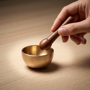 Mini bol chantant en laiton pour sonothérapie, bol sonore apaisant pour la thérapie manuelle, bol chantant en cuivre, son harmonieux de bois de santal - Product Image 3