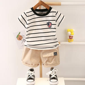 ชุดเสื้อผ้าเด็กผู้ชายลำลอง ชุดเสื้อยืดแขนสั้นลายทางพร้อมกางเกงขายาว - Product Image 1