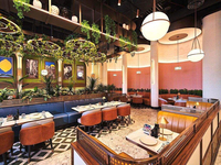 Canapé confortable au design moderne avec rainures décoratives, structure métallique, pour restaurants de luxe