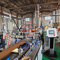 TONGSANHEGU plástico reciclado HDPE WPC tablero de suelo línea de extrusión en relieve al aire libre WPC máquina Post/revestimiento extrusora
