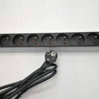 PDU Basique Haute Qualité 220V/16A, 8 Prises Françaises, Câble d'Alimentation de 1,8 m