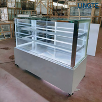 Vitrina Refrigerada Comercial para Pastelería, Enfriamiento por Aire, Elegante Exhibidor de Tres Niveles para Pasteles y Postres con Vidrio Templado