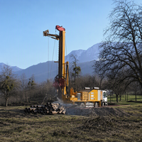 Foreuse de puits à circulation inversée montée sur camion pour l'exploration des sols, avec moteur et composants de base