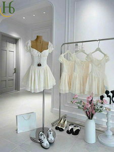 Robe mini évasée blanche à manches bouffantes et œillets, col cœur avec nœud sur le devant, taille naturelle - Product Image 2