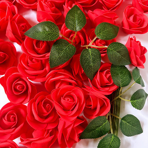 Roses artificielles en plastique PE réalistes et douces, faites à la main, 6,5 cm, petites fleurs artificielles pour Thanksgiving et remise de diplômes, couronnes de desserts DIY - Product Image 1