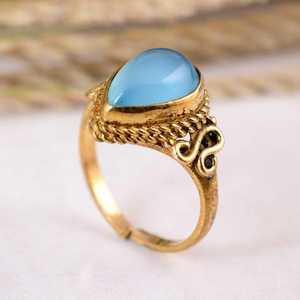 Anillo Ajustable Boho Hecho a Mano en Latón Chapado en Oro de 14K con Gema de Calcedonia Aqua, Ideal para Regalo de Boda o Compromiso - Product Image 6