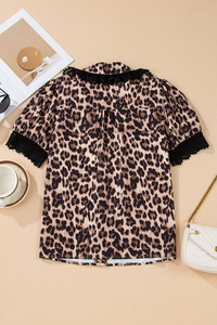 Camicetta da donna con stampa leopardata, scollo a V, maniche corte a sbuffo, finiture in pizzo nero, abbottonatura frontale, camicia casual con stampa logo personalizzata - Product Image 6