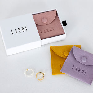 工場供給 マイクロファイバーバッグ スエード ジュエリーパッケージポーチ フラップ付きジュエリーギフト包装ポーチ スナップボタン付き - Product Image 4