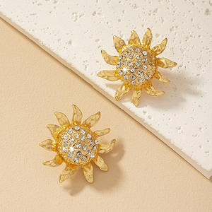 Boucles d'oreilles clous tournesol pour femme plaquées or, grandes fleurs florales martelées, entièrement en verre de cristal, tendance, élégantes et raffinées - Product Image 5