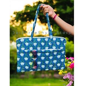 Sac de voyage matelassé en coton fait main, léger, durable, en matière douce, suffisamment spacieux pour la salle de sport, le travail ou les voyages de week-end - Product Image 1