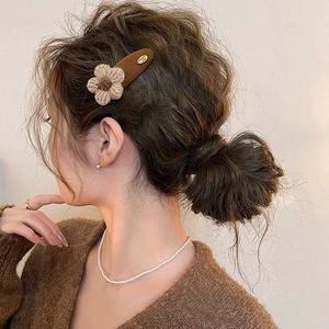 Pinza de Pelo Coreana con Flor Tejida, Etiqueta Dorada, Metal, 6cm, Pinza Lateral para Mujer, Accesorios para el Cabello - Product Image 4