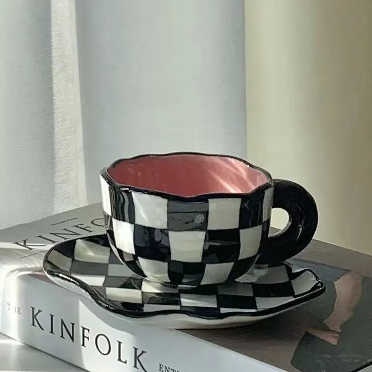El boyalı dama tahtası kahve fincan ve çay tabağı Underglaze seramik kişiselleştirilmiş çay bardağı seti mikrodalga bulaşık makinesinde yıkanabilir sevimli hediyeler