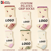 Chaussettes de yoga et de Pilates antidérapantes personnalisées OEM avec motif brodé en forme de nœud et bord festonné pour barre de Pilates et Lagree
