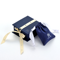 GLAMPKG Custom con impresso Logo blu scuro a forma di libro confezione regalo di carta portagioie con Logo personalizzato Design nastro