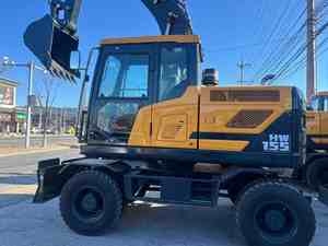 Nouvelle pelle sur pneus Hyundai HW155A de 15,5 tonnes, excavatrice mobile robuste, moteur Cummins B6.7 Stage V, 40 km/h, prête pour la construction routière - Product Image 4