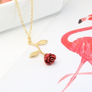 <span class=keywords><strong>Collana</strong></span> con Pendente a Fiore Verticale Stereoscopico Rosso su Catena d'Oro, Regalo di Moda per Coppie - Product Image 3