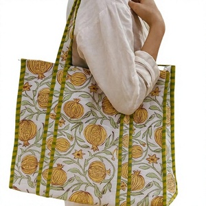 Sac fourre-tout en coton imprimé grenade jaune avec bordure rayée verte, style épaule spacieux pour le shopping, les voyages, la plage et tous les jours - Product Image 1