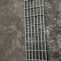 Grille en acier légère galvanisée pour passerelles, plateformes de circulation et accès aux entrepôts industriels légers et aux plateformes de maintenance