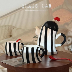 Tazze in Ceramica a Righe Bianche <span class=keywords><strong>e</strong></span> <span class=keywords><strong>Nere</strong></span>, Tazze in Porcellana Premium con Cucchiaio Rosso per Hotel, Ristoranti <span class=keywords><strong>e</strong></span> Uso Quotidiano Domestico - Product Image 1
