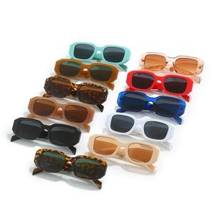 Vente en gros de lunettes de soleil de luxe de mode noires personnalisées avec logo, lunettes de soleil rétro pour femmes avec emballage personnalisé - Product Image 3