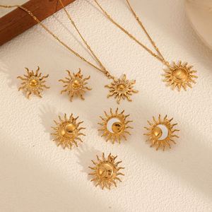 Ensemble de bijoux avec collier, bracelet et boucles d'oreilles assortis en acier inoxydable plaqué or. Un cadeau élégant pour elle. - Product Image 1
