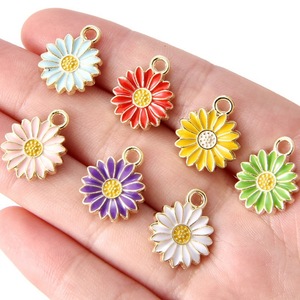Breloques porte-clés fleurs émaillées mignonnes, pendentifs marguerites 3D, accessoires en alliage DIY pour la fabrication de bijoux, colliers, bracelets, boucles d'oreilles - Product Image 3