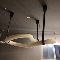 Suspension minimaliste en laiton torsadé, design boucle infinie, abat-jour en albâtre, blanc chaud 2700K, pour un éclairage de luxe et économe en énergie
