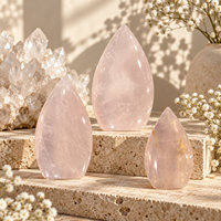 Ornement en cristal rose poli en forme de goutte d'eau de 9-11 cm en quartz rose pour la décoration de la maison, du bureau, des étagères et de la méditation