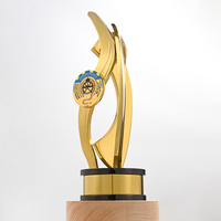 Trophée artistique plaqué or personnalisable et brillant avec logo personnalisé pour les cérémonies de remise de prix sportives et académiques