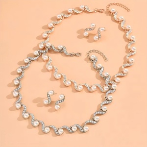 Ensemble de bijoux plaqué or avec collier et boucles d'oreilles en fausses perles ondulées pour femmes, idéal pour les mariages et les fêtes - Vente en gros - Product Image 3