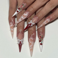 Faux ongles en acrylique à presser en gros, motif léopard rose ludique avec base nude, bouts français roses, motif imprimé léopard et strass rouges