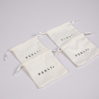 Sunny Pack Emballage anti-poussière de cadeau en velours avec logo personnalisé Petite pochette de sac à bijoux en microfibre avec cordon de serrage et logo estampé en argent