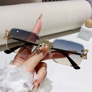 Lunettes de soleil carrées sans monture pour femmes avec verres en strass UV400 légères style urbain extérieur - Product Image 4