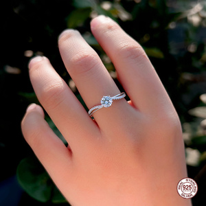 Anillo de Diseño Clásico con Circonita Sintética Redonda y Montura de <span class=keywords><strong>6</strong></span> Puntas en Plata de Ley 925 para Uso Diario, Bodas, Ocasiones Oficiales y Regalo - Product Image 3