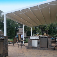Auvent de pergola électrique en tissu PVC flexible, anti-soleil et anti-pluie, motorisé avec écran zippé et cadre enduit de poudre