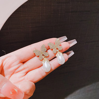 Les nouvelles boucles d'oreilles en alliage de perles d'imitation papillon sont élégantes, faciles à assortir et à la mode avec des strass