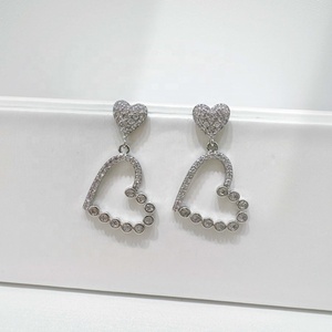 Pendientes pequeños y económicos de plata de ley 925, a la moda, hipoalergénicos, coreanos, chapados en oro de 18k, con forma de corazón. - Product Image 4