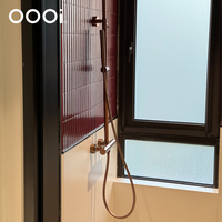 Ensemble de douche thermostatique moderne plaqué or avec mitigeur à double poignée, eau chaude et froide, douche pluie