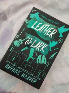 Achetez le livre Leather and Lark de Brynne Weaver, roman d'amour sombre anglais, tome de la trilogie Ruinous Love, en vente. - Product Image 5
