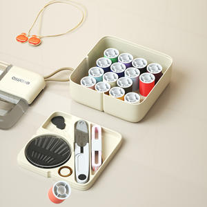 Kit de couture portable Ekomio, carré, compact en plastique, avec aiguilles, fils et outils pour la maison et le dortoir - Product Image 4