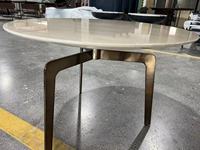 Table basse convertible moderne avec pieds en cuivre poli et plateau en marbre italien beige pour le salon